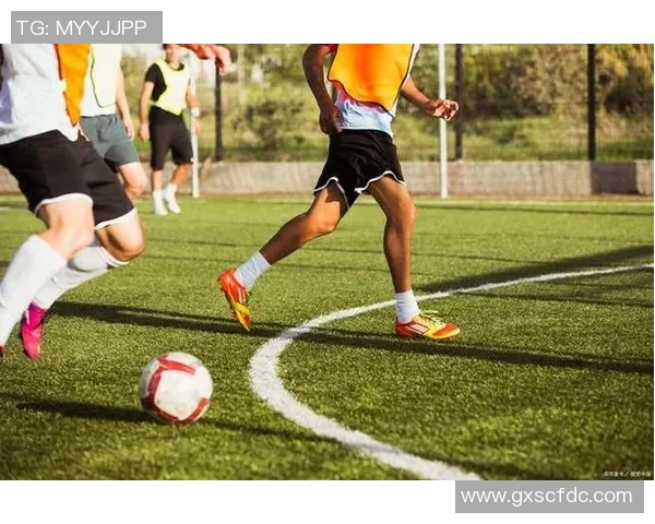 足球球星健身房训练日常揭秘:如何保持巅峰状态与增强体能